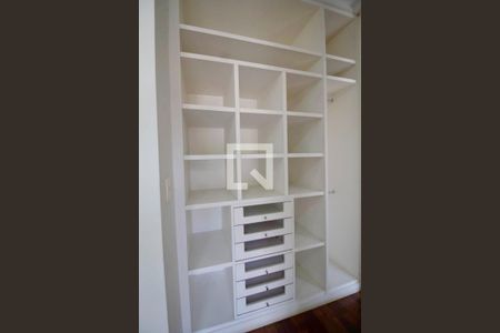 Casa de condomínio à venda com 340m², 4 quartos e 4 vagas Casa de condomínio à venda com 340m², 4 quartos e 4 vagasCloset da suíte 1