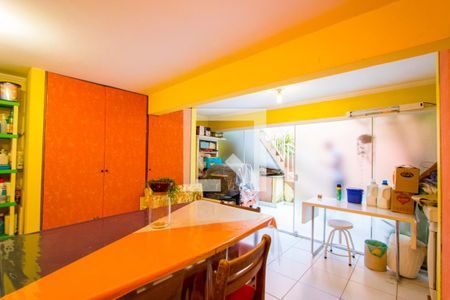 Casa à venda com 200m², 4 quartos e 4 vagas Casa à venda com 200m², 4 quartos e 4 vagasÁrea de serviço