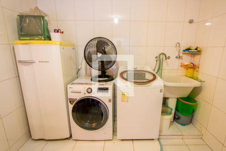 Casa à venda com 200m², 4 quartos e 4 vagas Casa à venda com 200m², 4 quartos e 4 vagasÁrea de serviço