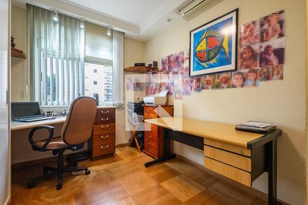 Apartamento à venda com 194m², 3 quartos e 4 vagasSuíte 2