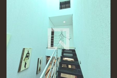 Casa à venda com 950m², 7 quartos e 8 vagas Casa à venda com 950m², 7 quartos e 8 vagasEscada