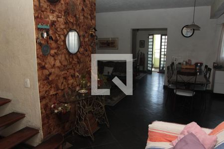 Casa à venda com 290m², 3 quartos e 2 vagasEscada