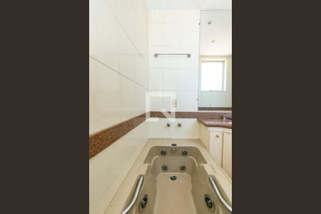 Apartamento à venda com 145m², 4 quartos e 3 vagasBanheiro da Suíte