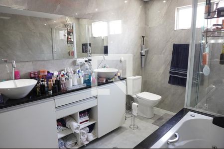 Casa à venda com 270m², 3 quartos e 3 vagasBanheiro da Suíte 1