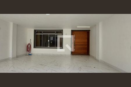 Casa à venda com 370m², 3 quartos e 3 vagas Casa à venda com 370m², 3 quartos e 3 vagasGaragem