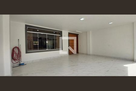 Casa à venda com 370m², 3 quartos e 3 vagas Casa à venda com 370m², 3 quartos e 3 vagasGaragem