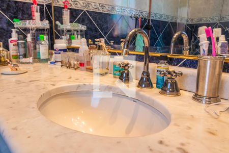 Casa de condomínio à venda com 806m², 4 quartos e 6 vagasBanheiro 2 da Suíte 3