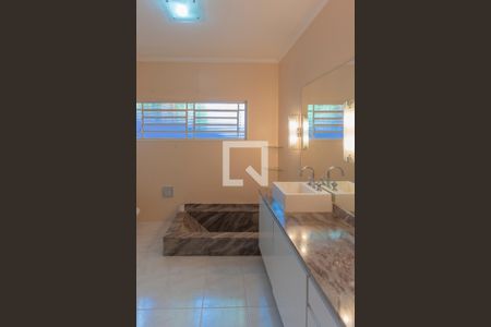 Casa à venda com 317m², 4 quartos e 4 vagas Casa à venda com 317m², 4 quartos e 4 vagasBanheiro
