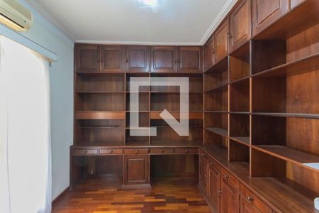 Casa à venda com 317m², 4 quartos e 4 vagas Casa à venda com 317m², 4 quartos e 4 vagasEscritório