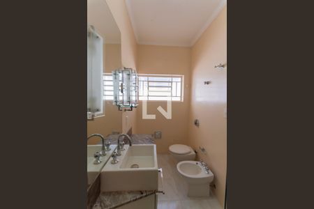 Casa à venda com 317m², 4 quartos e 4 vagas Casa à venda com 317m², 4 quartos e 4 vagasBanheiro da Suíte 2