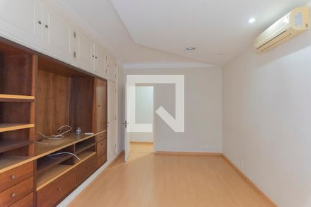 Casa à venda com 317m², 4 quartos e 4 vagas Casa à venda com 317m², 4 quartos e 4 vagasQuarto 1