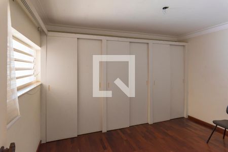 Casa à venda com 317m², 4 quartos e 4 vagas Casa à venda com 317m², 4 quartos e 4 vagasEscritório 2