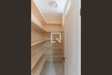 Casa à venda com 317m², 4 quartos e 4 vagas Casa à venda com 317m², 4 quartos e 4 vagasDespensa