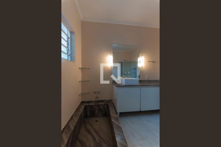 Casa à venda com 317m², 4 quartos e 4 vagas Casa à venda com 317m², 4 quartos e 4 vagasBanheiro