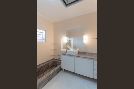 Casa à venda com 317m², 4 quartos e 4 vagas Casa à venda com 317m², 4 quartos e 4 vagasBanheiro