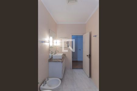 Casa à venda com 317m², 4 quartos e 4 vagas Casa à venda com 317m², 4 quartos e 4 vagasBanheiro da Suíte 1