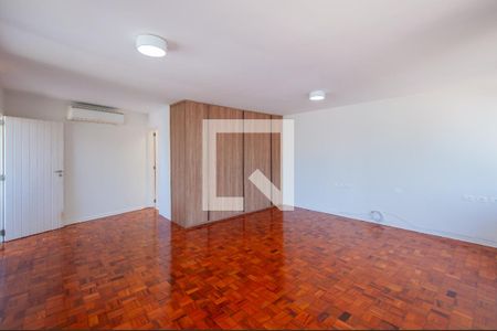 Casa à venda com 451m², 5 quartos e 6 vagas Casa à venda com 451m², 5 quartos e 6 vagasQuarto Anexo
