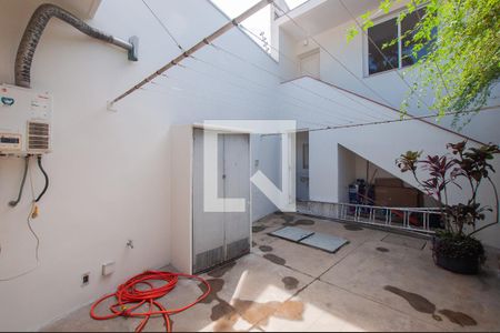 Casa à venda com 451m², 5 quartos e 6 vagas Casa à venda com 451m², 5 quartos e 6 vagasÁrea de Serviço
