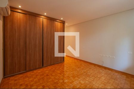 Casa à venda com 451m², 5 quartos e 6 vagas Casa à venda com 451m², 5 quartos e 6 vagasQuarto 3 - Suíte