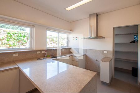 Casa à venda com 451m², 5 quartos e 6 vagas Casa à venda com 451m², 5 quartos e 6 vagasCozinha