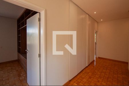 Casa à venda com 451m², 5 quartos e 6 vagas Casa à venda com 451m², 5 quartos e 6 vagasCorredor