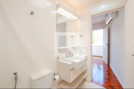 Casa à venda com 451m², 5 quartos e 6 vagas Casa à venda com 451m², 5 quartos e 6 vagasBanheiro do Quarto Anexo