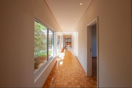 Casa à venda com 451m², 5 quartos e 6 vagas Casa à venda com 451m², 5 quartos e 6 vagasCorredor