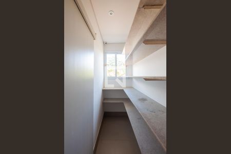 Casa à venda com 451m², 5 quartos e 6 vagas Casa à venda com 451m², 5 quartos e 6 vagasDespensa da cozinha