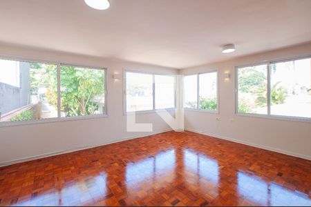 Casa à venda com 451m², 5 quartos e 6 vagas Casa à venda com 451m², 5 quartos e 6 vagasQuarto Anexo