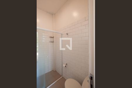 Casa à venda com 451m², 5 quartos e 6 vagas Casa à venda com 451m², 5 quartos e 6 vagasBanheiro de serviço