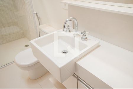 Casa à venda com 451m², 5 quartos e 6 vagas Casa à venda com 451m², 5 quartos e 6 vagasBanheiro do Quarto Anexo