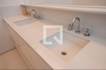 Casa à venda com 451m², 5 quartos e 6 vagas Casa à venda com 451m², 5 quartos e 6 vagasBanheiro do Quarto 2