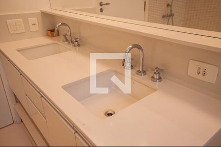 Casa à venda com 451m², 5 quartos e 6 vagas Casa à venda com 451m², 5 quartos e 6 vagasBanheiro Social