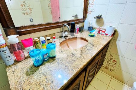 Casa à venda com 484m², 4 quartos e 5 vagas Casa à venda com 484m², 4 quartos e 5 vagasBanheiro da Suíte 2