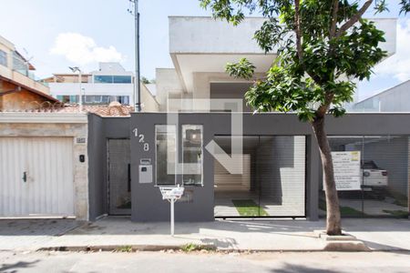 Casa à venda com 207m², 3 quartos e 3 vagas Casa à venda com 207m², 3 quartos e 3 vagasFachada