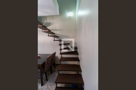 Apartamento à venda com 101m², 2 quartos e 1 vagaEscada