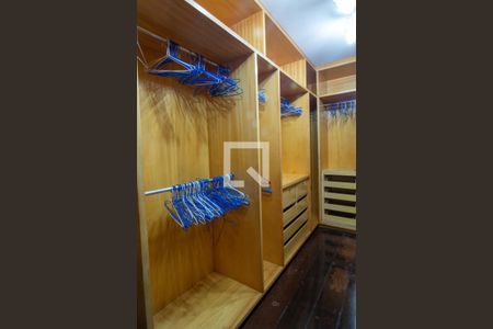 Apartamento à venda com 280m², 4 quartos e 2 vagas Apartamento à venda com 280m², 4 quartos e 2 vagasCloset