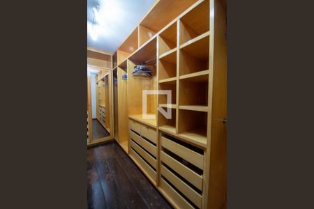 Apartamento à venda com 280m², 4 quartos e 2 vagas Apartamento à venda com 280m², 4 quartos e 2 vagasCloset