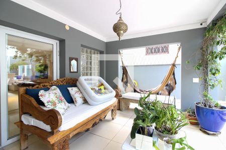 Casa à venda com 700m², 4 quartos e 5 vagas Casa à venda com 700m², 4 quartos e 5 vagasQuintal