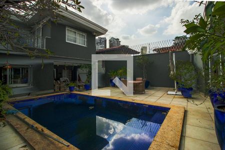 Casa à venda com 700m², 4 quartos e 5 vagas Casa à venda com 700m², 4 quartos e 5 vagasPiscina