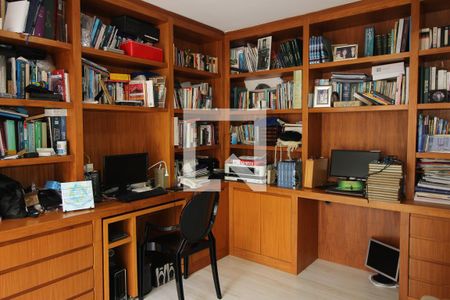 Casa à venda com 700m², 4 quartos e 5 vagas Casa à venda com 700m², 4 quartos e 5 vagasSuíte master