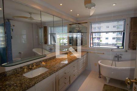 Apartamento à venda com 364m², 4 quartos e 3 vagasBanheiro da Suíte