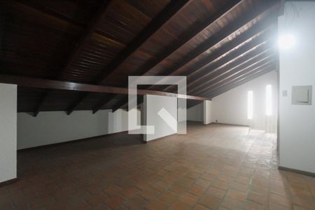 Casa à venda com 388m², 4 quartos e 2 vagas Casa à venda com 388m², 4 quartos e 2 vagasSótão