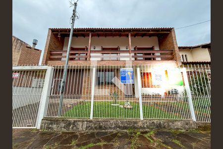 Casa à venda com 388m², 4 quartos e 2 vagas Casa à venda com 388m², 4 quartos e 2 vagasFachada