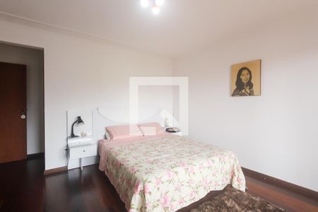 Casa à venda com 388m², 4 quartos e 2 vagas Casa à venda com 388m², 4 quartos e 2 vagasQuarto