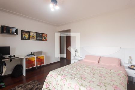 Casa à venda com 388m², 4 quartos e 2 vagas Casa à venda com 388m², 4 quartos e 2 vagasQuarto