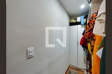 Apartamento à venda com 64m², 2 quartos e 1 vaga Apartamento à venda com 64m², 2 quartos e 1 vagaCloset da suíte