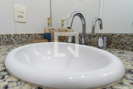 Apartamento à venda com 77m², 2 quartos e 2 vagas Apartamento à venda com 77m², 2 quartos e 2 vagasBanheiro Detalhe