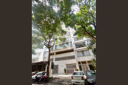 Apartamento à venda com 300m², 4 quartos e 4 vagasFachada com cartaz QA.