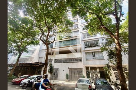 Apartamento à venda com 300m², 4 quartos e 4 vagasFachada com cartaz QA.